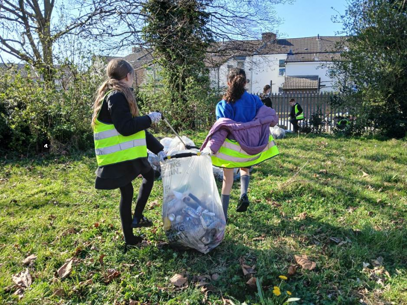 Young people launch pilot to tackle waste in their local area   