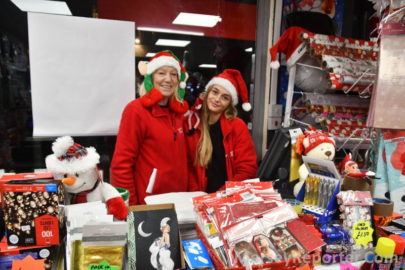  A quarter of men will still be hunting for presents in the last shopping hour on Christmas Eve